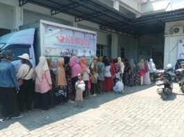 Warga antre untuk membeli beras dan minyak goreng bersubsidi. (Foto : Sam)
