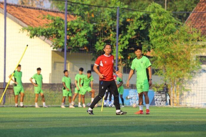 kahudi wahyu pelatih psis