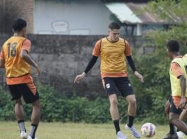 Juan Pablo Morales bek asal Kolombia