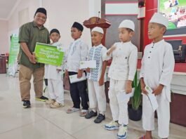 Djoko Adhi, Kepala Cabang IZI Jateng saat memberikan bantuan kepada anak yati