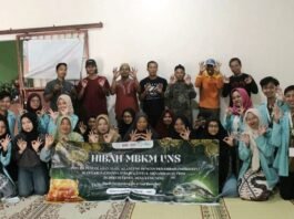 Para mahasiswa UNS dan warga Karanganyar berfoto bersama