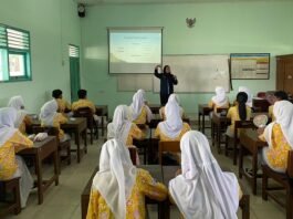 Mahasiswa UNS menggelar simulasi evakuasi bencana tanah longsor di SMP Negeri 1 Kerjo, Karanganyar