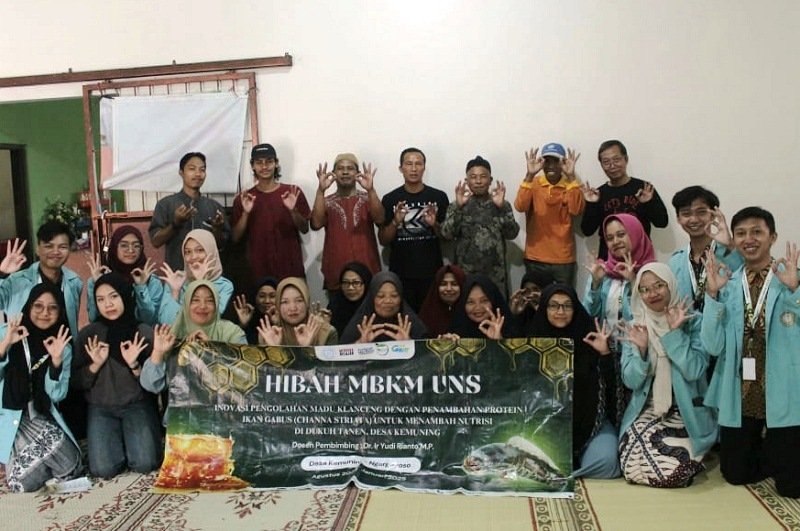 Mahasiswa UNS Para mahasiswa UNS dan warga Karanganyar berfoto bersama