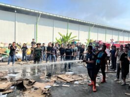petugas melakukan pemadaman api akibat kebakaran gudang di Demak