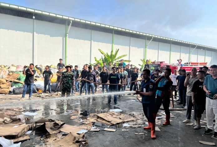 petugas melakukan pemadaman api akibat kebakaran gudang di Demak