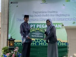 Penyerahan bantuan dilakukan secara simbolis oleh Deputi Bisnis PT Pegadaian Area Purwokerto, Yuly Arsianty