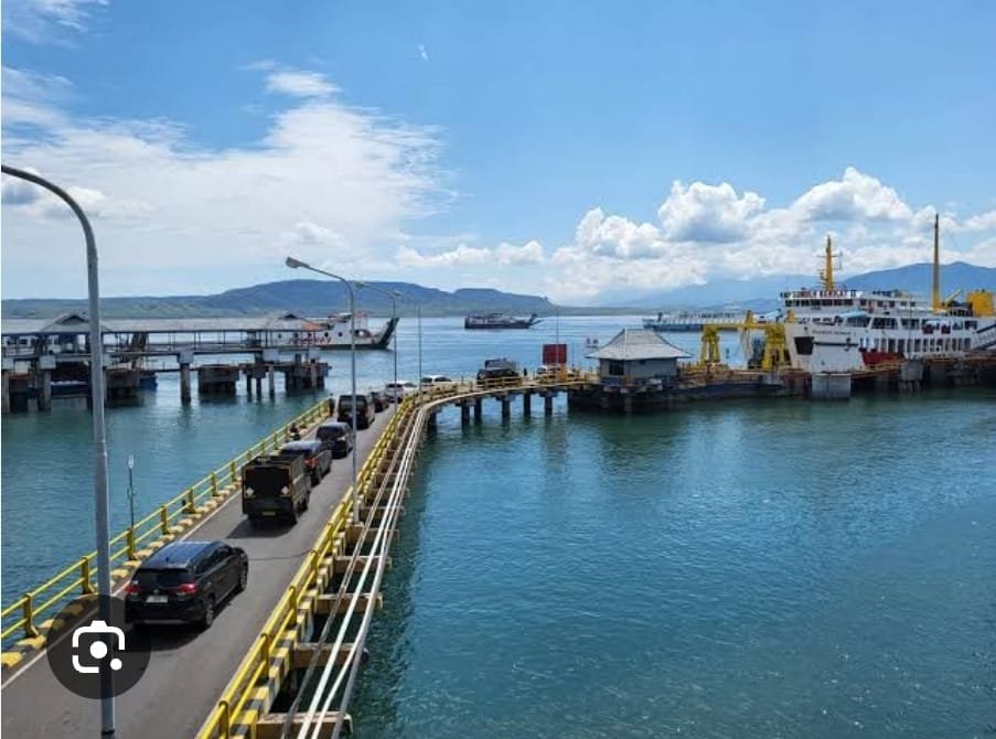 Antrian truk di penyeberangan di lintasan Ketapang–Gilimanuk