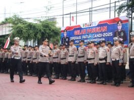 Seorang polisi berdiri di podium saat memimpin apel pasukan di halaman kantor polisi Banjarnegara