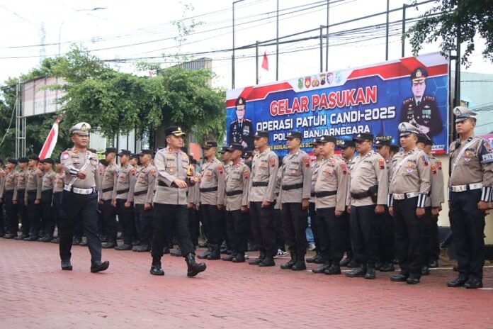 Seorang polisi berdiri di podium saat memimpin apel pasukan di halaman kantor polisi Banjarnegara