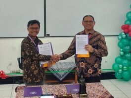 (Kiri) Probo Y Nugrahedi, Wakil Rektor SCU Bidang Kerja Sama dan General Manager Human & Corporate Affairs PT SPIL, Dominikus Putranda Romo Ganggut