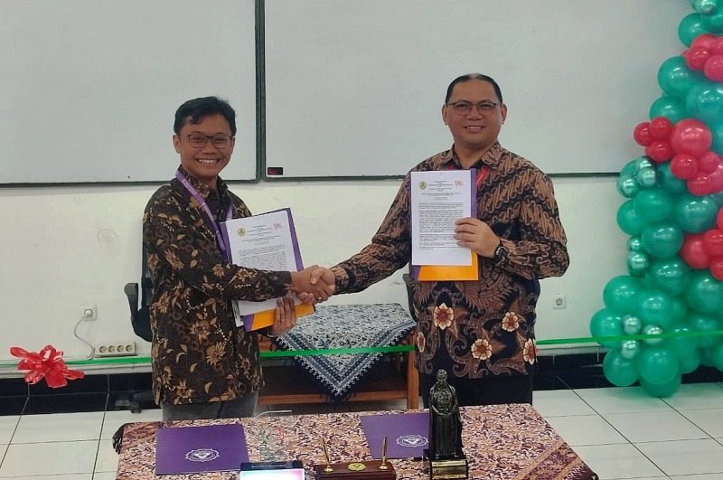 SCU Kerjasama (Kiri) Probo Y Nugrahedi, Wakil Rektor SCU Bidang Kerja Sama dan General Manager Human & Corporate Affairs PT SPIL, Dominikus Putranda Romo Ganggut