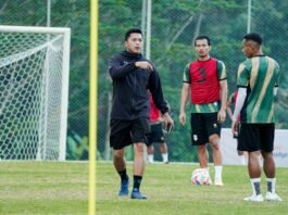 Pelatih Kendal Tornado FC Stefan Keeltjes