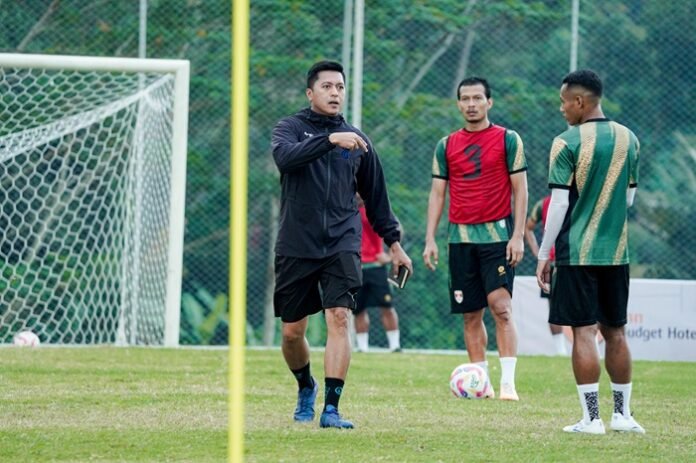 Pelatih Kendal Tornado FC Stefan Keeltjes