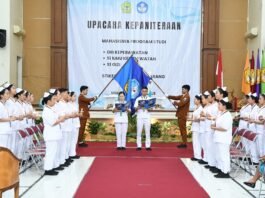 Ketua STIEkes Elisabeth bersama para mahasiswa berfoto bersama dengan para mahasiswa berprestasi.