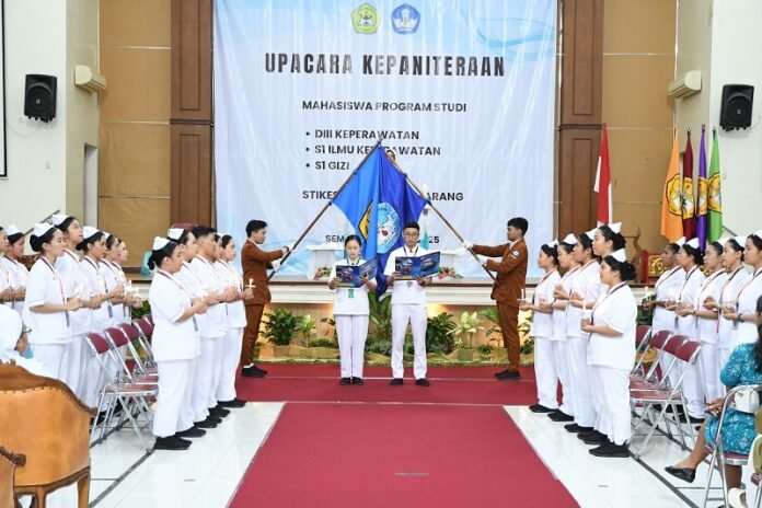 Ketua STIEkes Elisabeth bersama para mahasiswa berfoto bersama dengan para mahasiswa berprestasi.