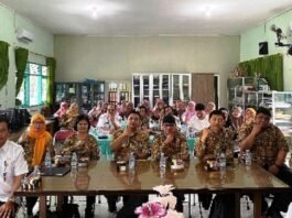 Foto bersama usai kegiatan FGD di Karanganyar