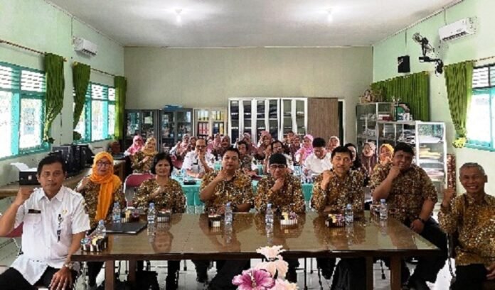 Foto bersama usai kegiatan FGD di Karanganyar