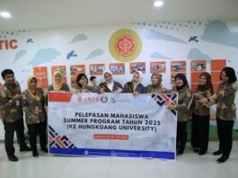 2 mahasiswa berfoto bersama dengan para pimpinan Universitas Telogorejo