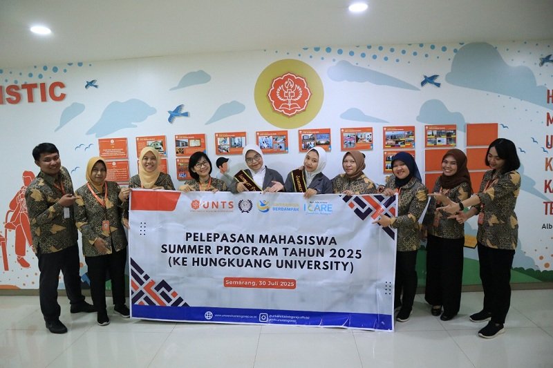 Universitas Telogorejo 2 mahasiswa berfoto bersama dengan para pimpinan Universitas Telogorejo