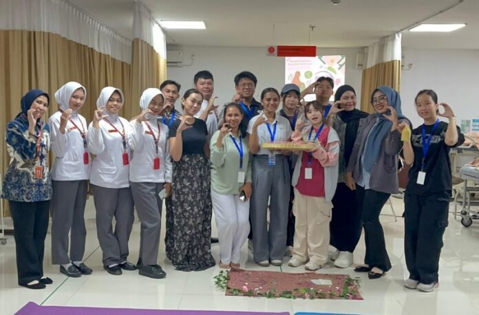 Foto bersama mahasiswa Telogorejo Semarang dan mahasiswa asing