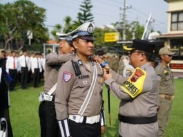 Kapolres Brebes ketika mengecek pasukan yang akan melakukan tugas Operasi Patuh Candi 2025