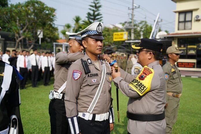 Kapolres Brebes ketika mengecek pasukan yang akan melakukan tugas Operasi Patuh Candi 2025