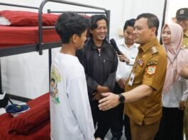 Gubernur Jateng Ahmad Luthfi ketika cek dan membuka MPLS