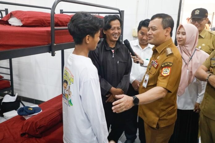 Gubernur Jateng Ahmad Luthfi ketika cek dan membuka MPLS