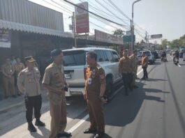 Gubernur Jateng ketika sidak jalan raya Palur Karanganyar.