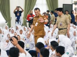 Gubernur Jateng ketika menyapa murid di MPLS