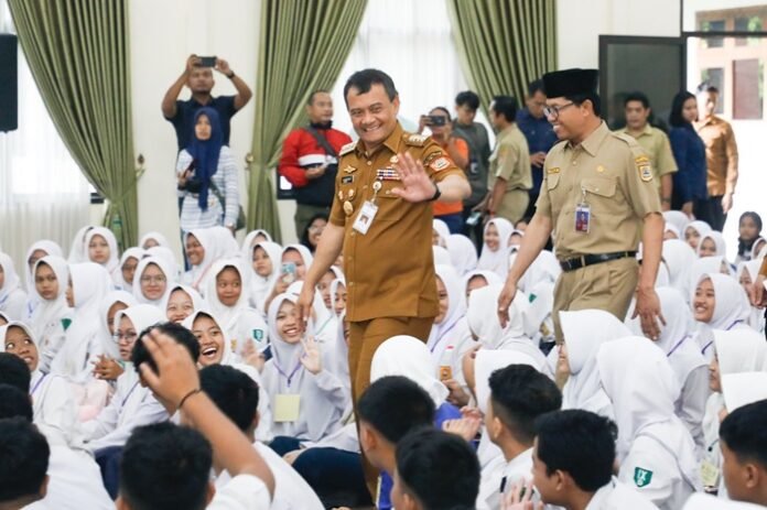 Gubernur Jateng ketika menyapa murid di MPLS