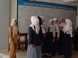 Guru dan murid baru peserta MPLS hari pertama di SMA Lab Upgris.
