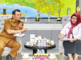 Gubernur Jateng Ahmad Luthfi ketika berbincang dengan Kepala BKKBN Jateng