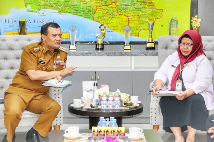 WhatsApp Image 2025-07-14 at 16.25.40 Gubernur Jateng Ahmad Luthfi ketika berbincang dengan Kepala BKKBN Jateng
