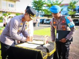 Kapolres Tegal Kota ketika lakukan penandatanganan.