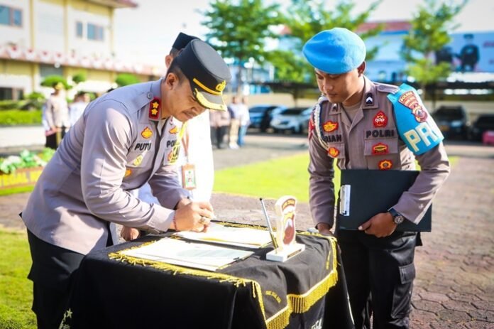 Kapolres Tegal Kota ketika lakukan penandatanganan.