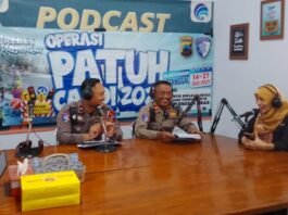 Dua personel Satlantas Polres Brebes saat siaran lewat radio.
