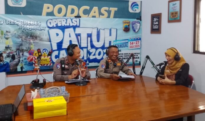 Dua personel Satlantas Polres Brebes saat siaran lewat radio.