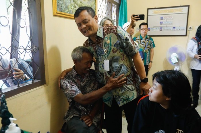 WhatsApp Image 2025-07-15 at 14.13.26 Gubernur Jateng ketika ramah tamah dengan warga yang mengikuti program Speling.