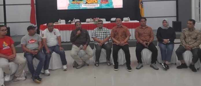 Bupati Karanganyar ketika berikan keterangan.