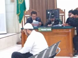 Terdakwa Robig ketika di persidangan.