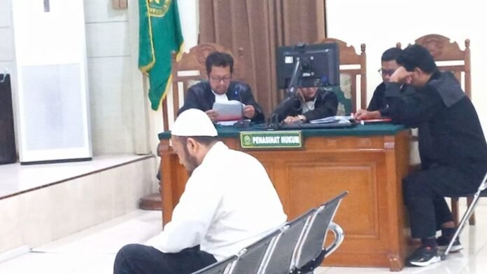Terdakwa Robig ketika di persidangan.
