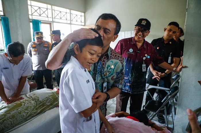 WhatsApp Image 2025-07-15 at 15.54.57 Gubernur Jateng Ahmad Luthfi ketika mengunjungi Panti Penganthi di Temanggung