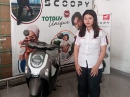 Counter sales ketika menunjukkan salah satu unit sepeda motor