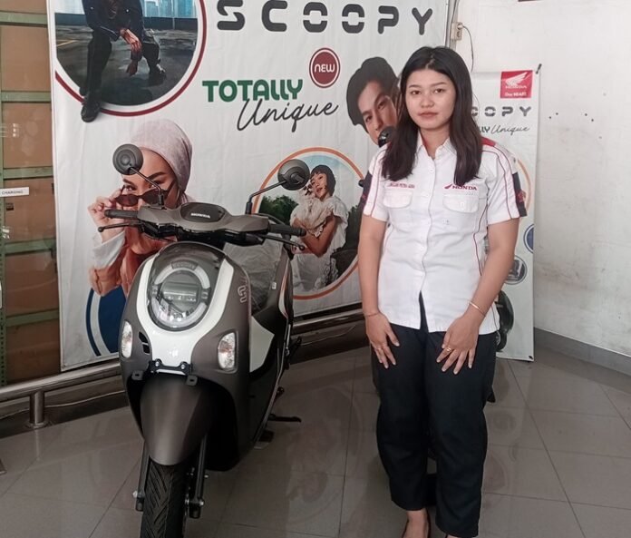 Counter sales ketika menunjukkan salah satu unit sepeda motor