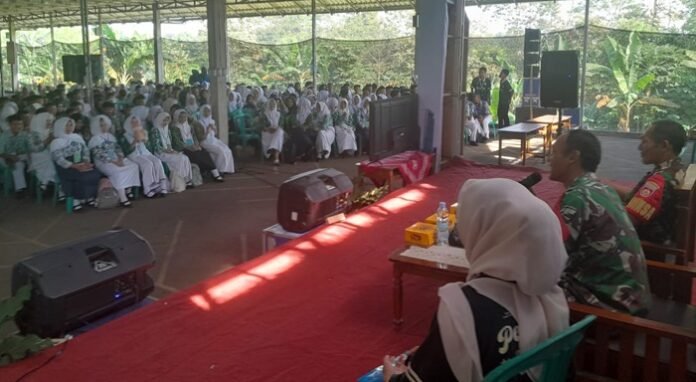Babinsa Kodim Batang ketika berikan materi Belanegara dan Wasbang