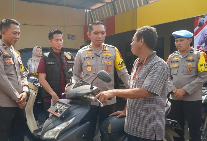 WhatsApp Image 2025-07-16 at 10.17.13 Kapolres Tegal AKBP Bayu Prasatyo ketika berikan motor hilang ke pemilik