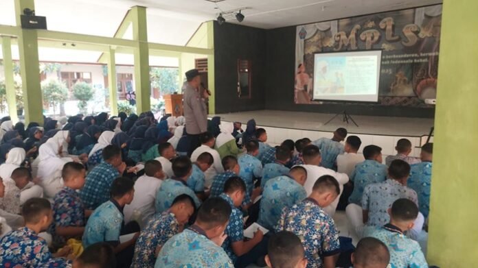 Polsek Brebes ketika berikan penyuluhan di MPLS