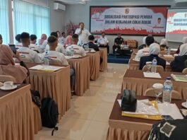 Bupati Karanganyar Rober Christanto saat mengajak pemuda untuk ikut dalam program gempur rokok ilegal