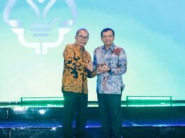 Gubernur Jateng Ahmad Luthfi ketika meraih penghargaan